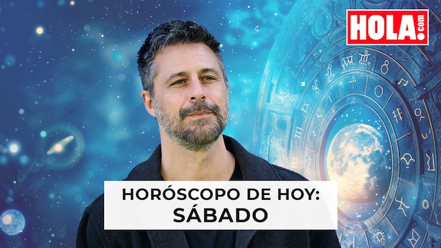 Hugo Silva en primer plano de fondo la rueda del zodiaco