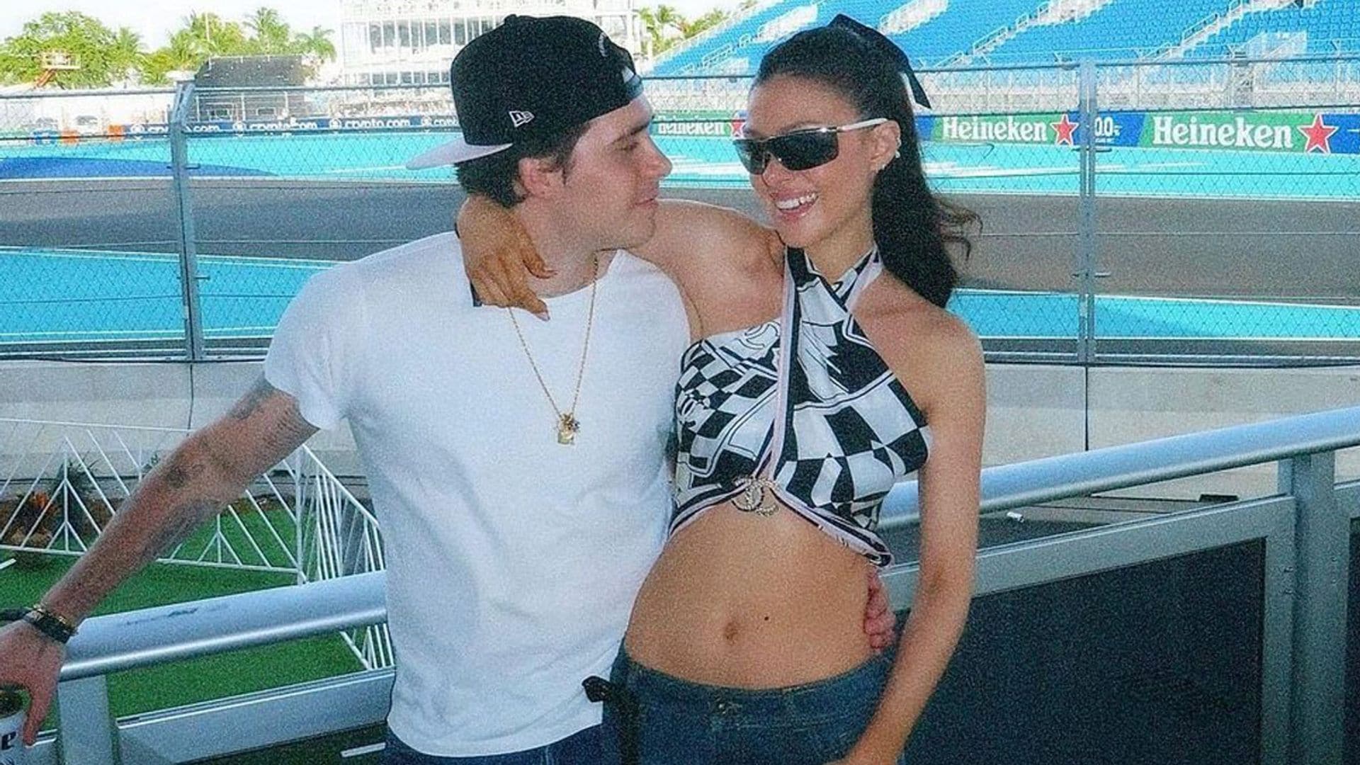El truco de Nicola Peltz para un look de diez: un pañuelo estampado de lujo a modo de 'crop top'