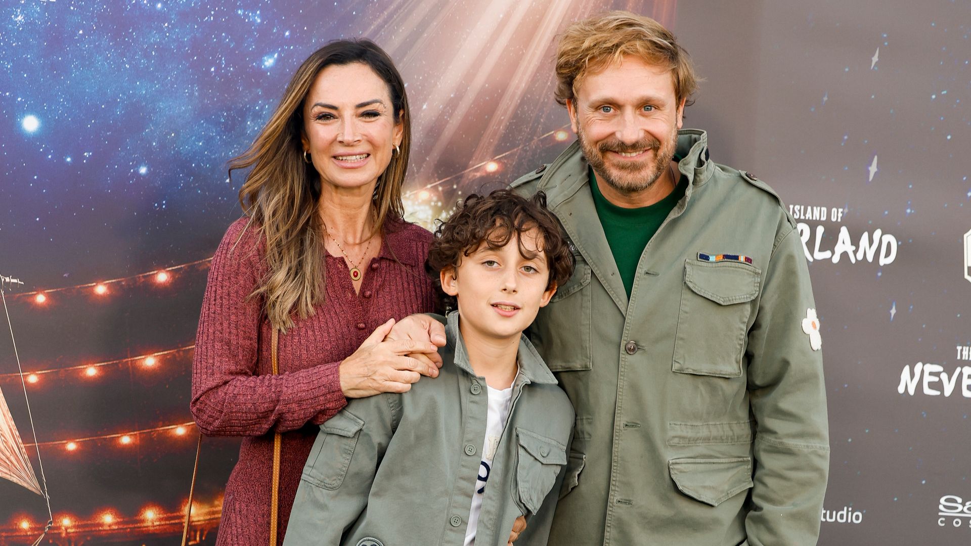Juan Peña, Sonia González y su hijo Tristán en el estreno de 'The Island of Neverland' en Madrid