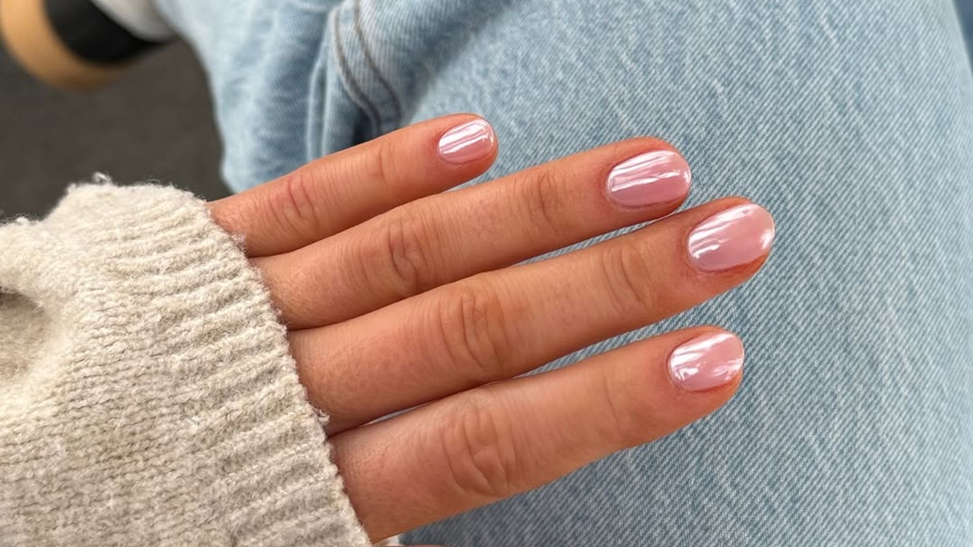 Manicura 'rose water chrome': la tendencia que reinventa las uñas rosas esta primavera