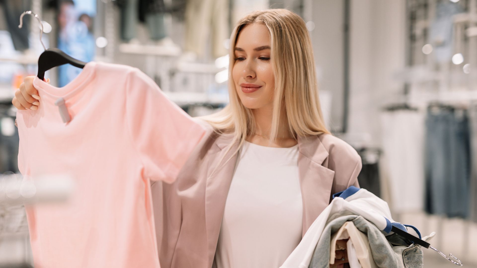 Mujer rubia estilosa comprando ropa