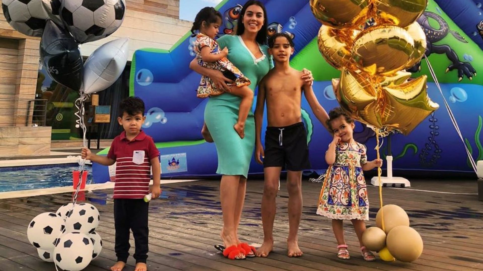 Georgina Rodríguez presenta a sus 'nietos' en una divertida tarde de juegos con los niños