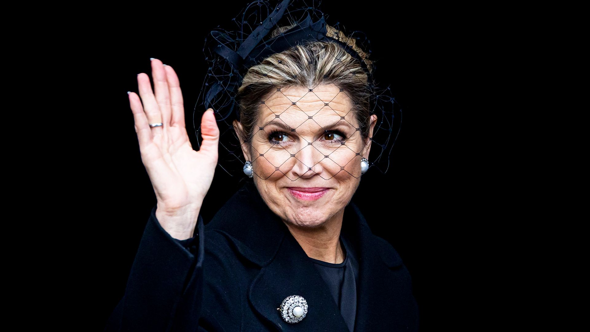 El armario de ida y vuelta de Máxima y Amalia de Holanda: cómo un tocado se convierte en símbolo de memoria