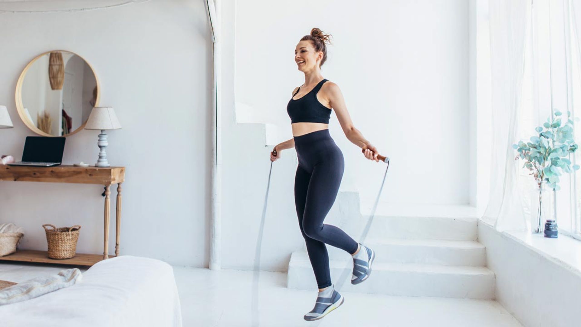 Ponte en forma en casa con este entrenamiento de 6 ejercicios aeróbicos
