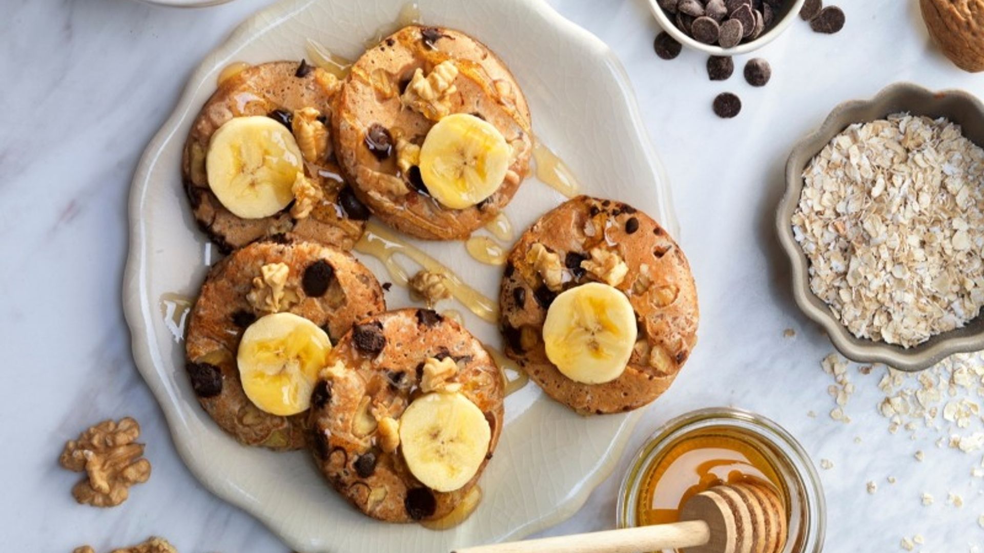 Tortitas de plátano y avena con 'chips' de chocolate