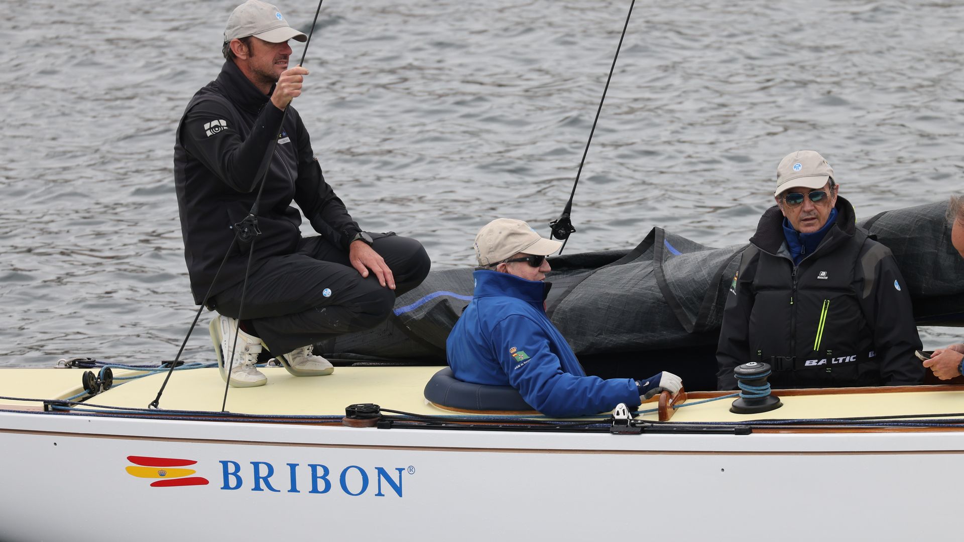 El rey Juan Carlos I vuelve a navegar por las aguas de Sanxenxo a bordo de El Bribón