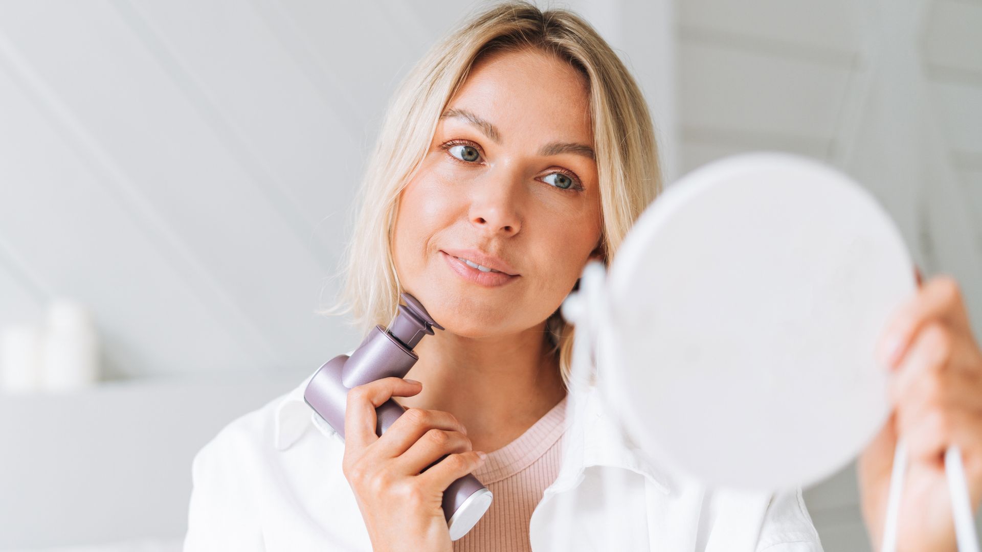 Este masajeador facial de microcorrientes consigue una piel más firme y está superrebajado al 80% de descuento