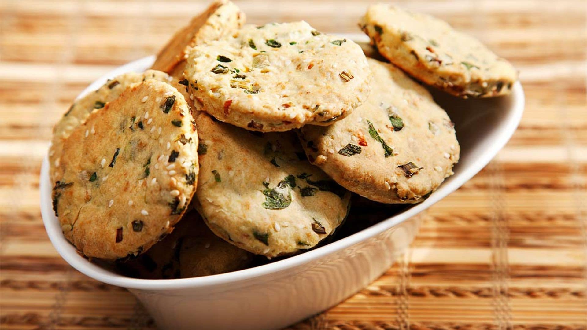 Galletas de cebolla y albahaca