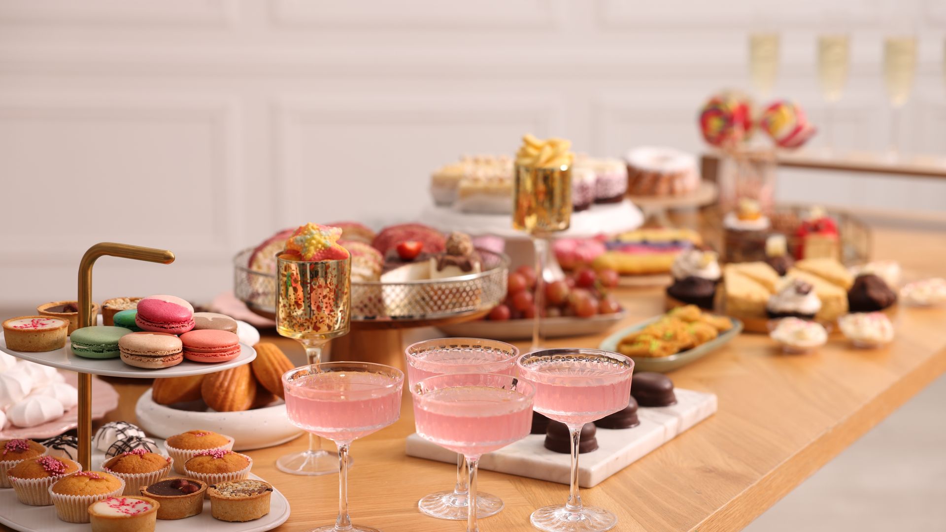 Buffet de comida y cócteles