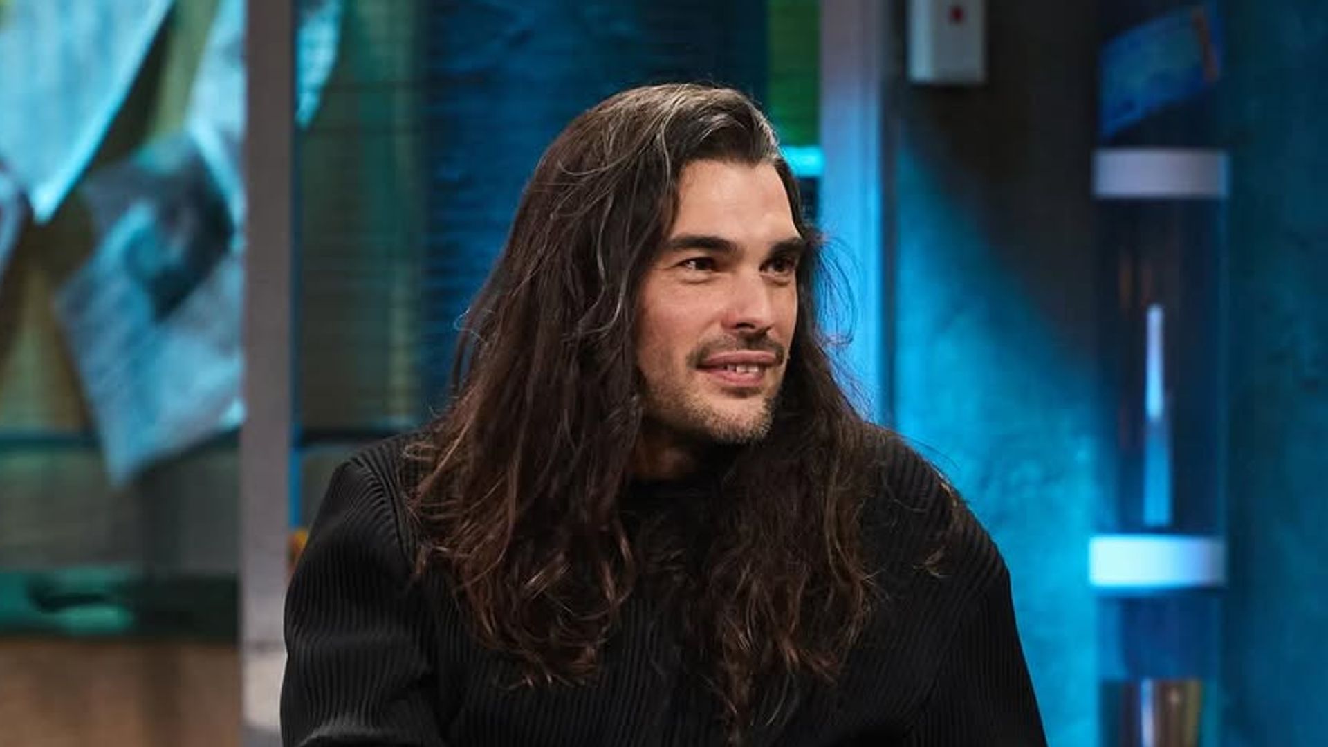 Oliver Laxe, director de 'Sirat', confiesa en 'La Revuelta' su situación sentimental: "Lamentablemente..."