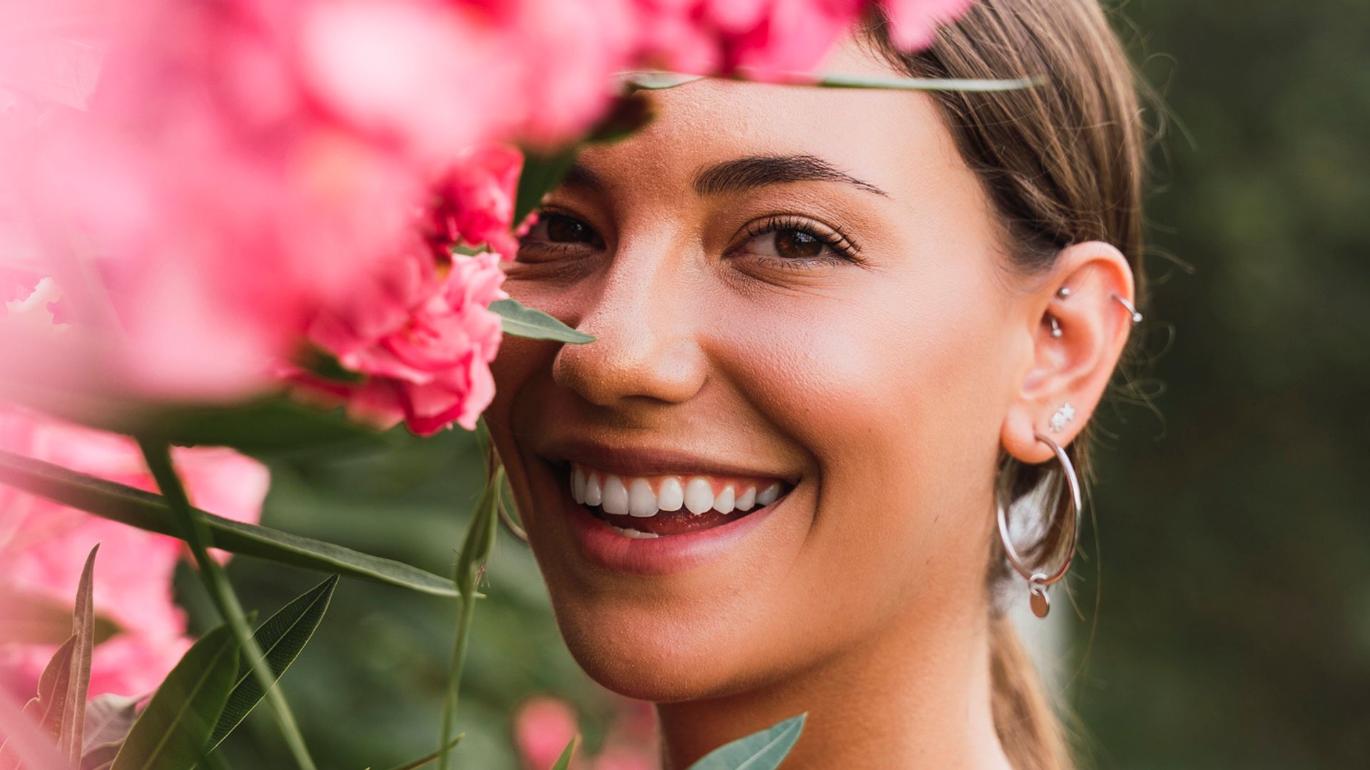 chica con flores rosas
