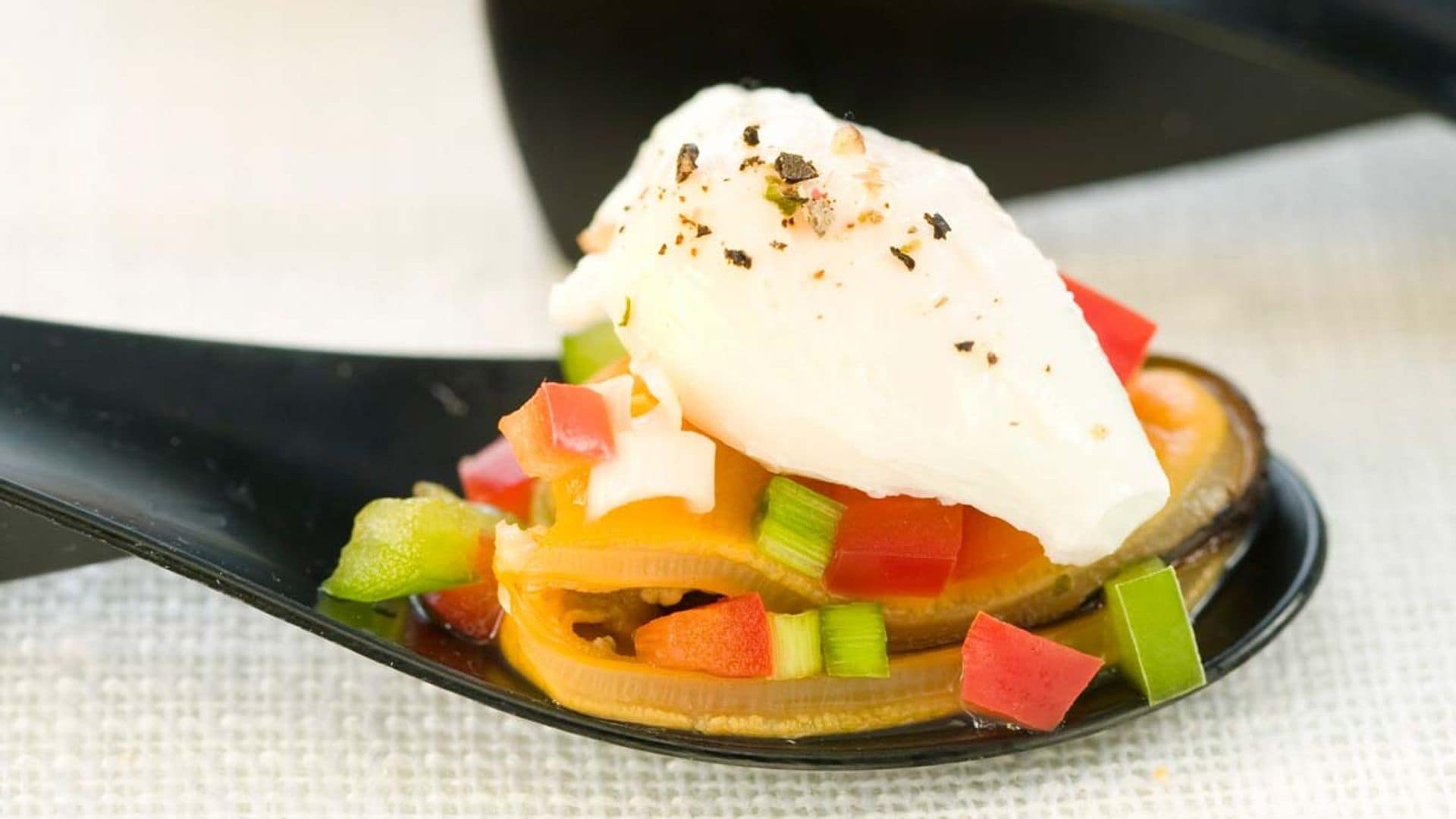 Mejillones con verduras y huevo escalfado