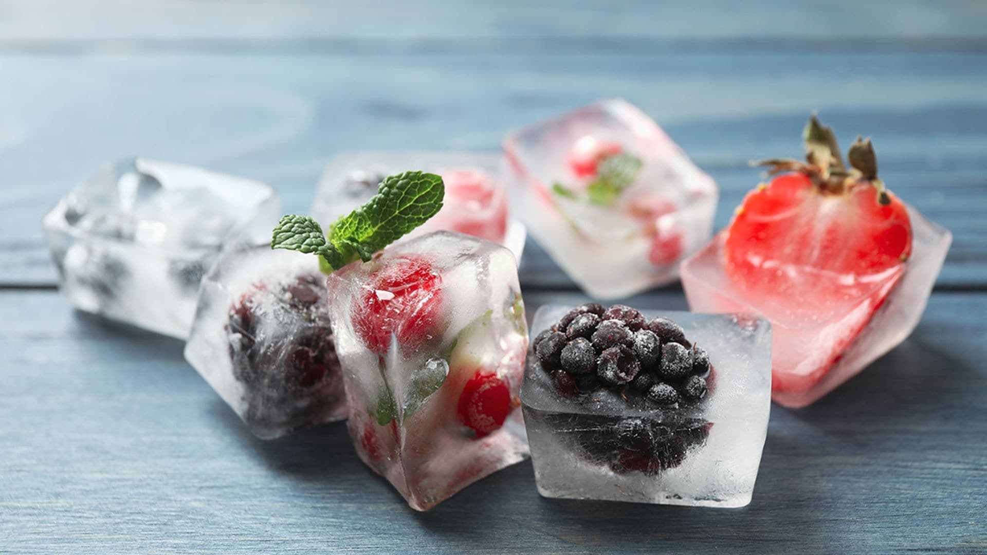 Dale un toque de color y sabor a tus cubitos de hielo