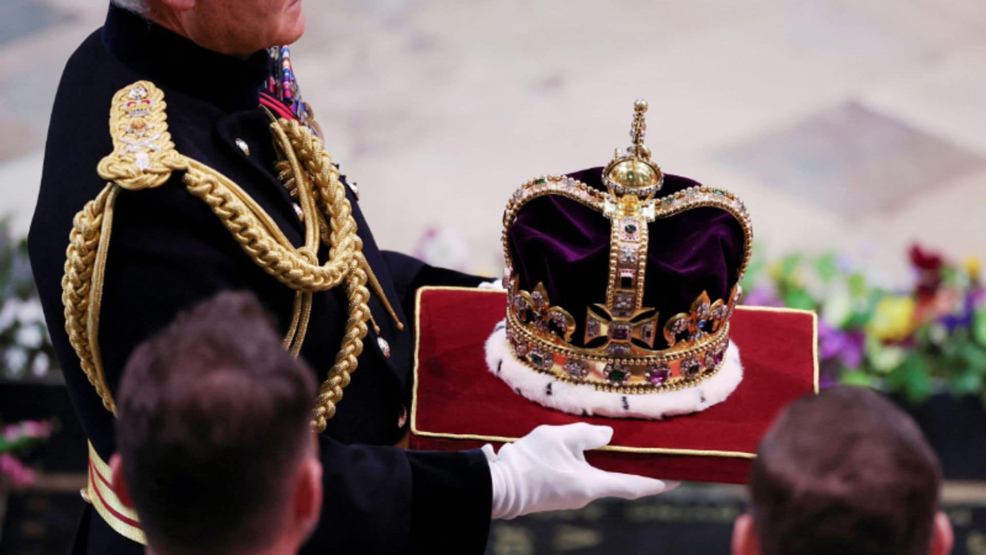 Dos kilos de corona en la cabeza de Carlos III, 600 gramos en la de la reina Camilla... los objetos y símbolos que se han usado en la coronación