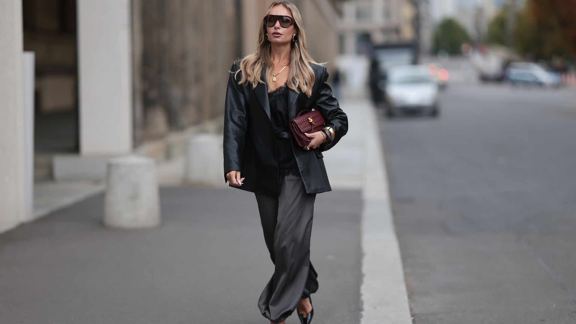 Pantalones satinados: la tendencia del invierno 2026 que elevará todos tus looks