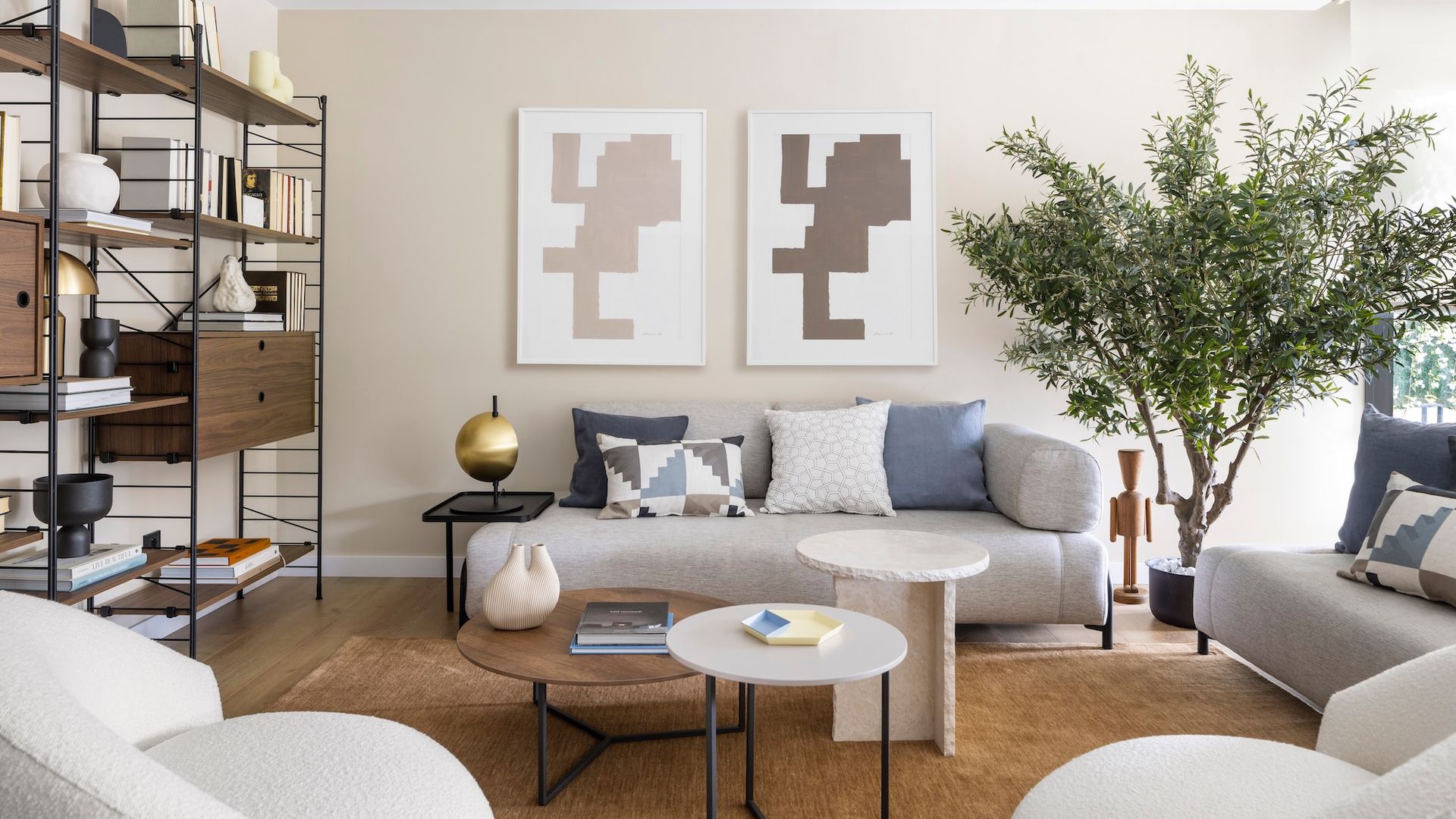 Salón con planta grande. 