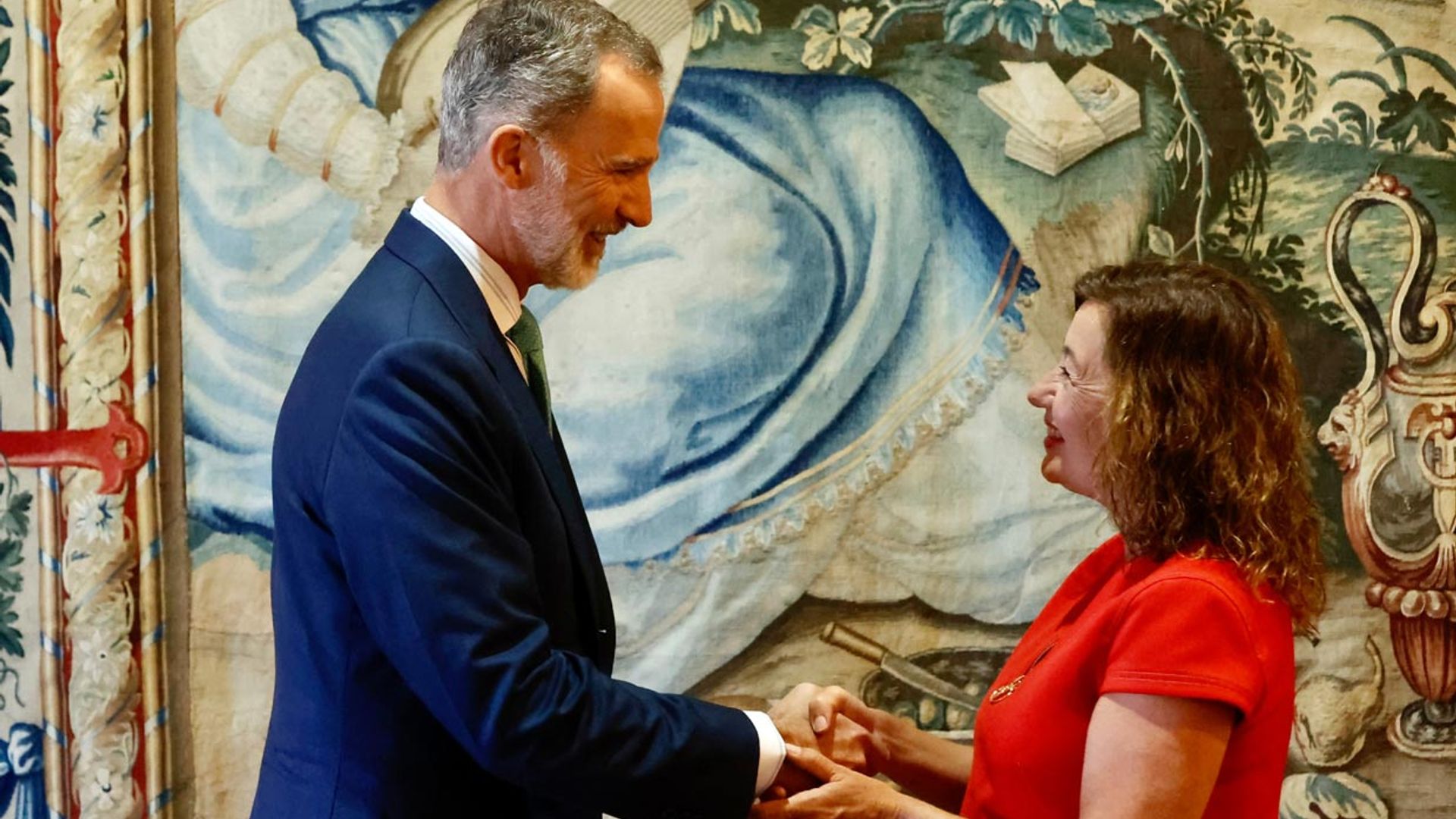 El rey Felipe se reúne con las autoridades en Mallorca mientras espera la llegada de la reina Letizia y sus hijas