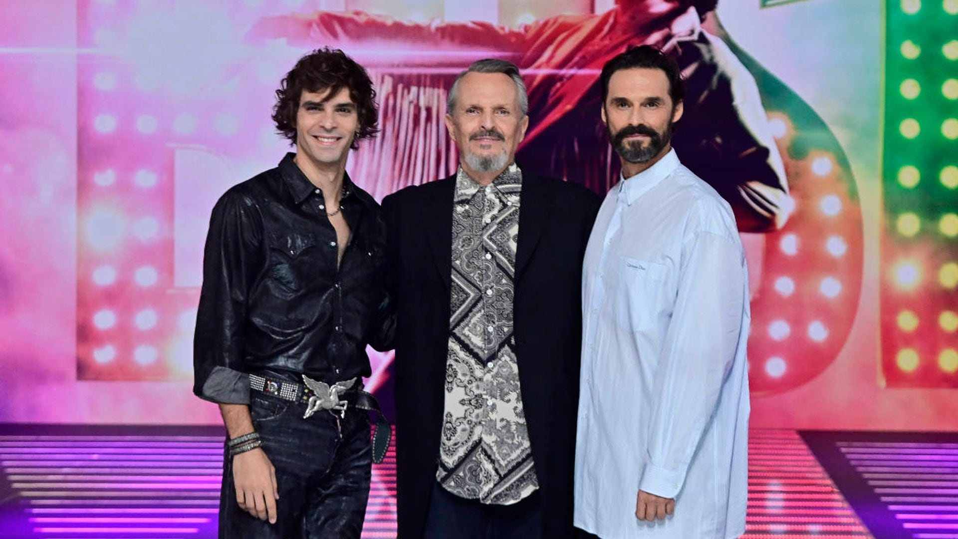 Miguel Bosé presenta 'Bosé', la serie sobre su vida, con los actores que interpretan su pasado y su presente