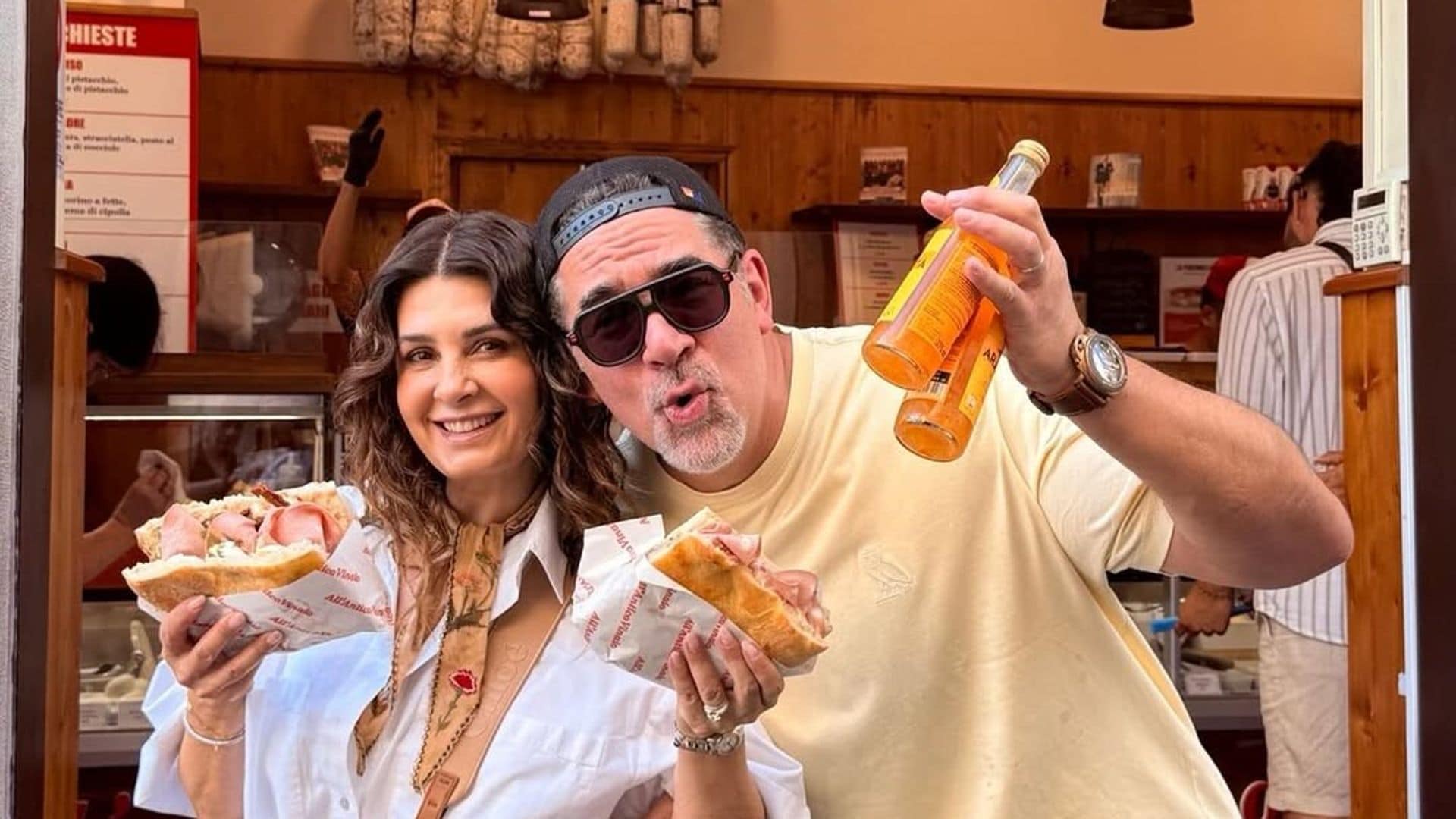A su llegada a Italia, Mayrín Villanueva y Eduardo Santamarina disfrutaron de una focaccia.