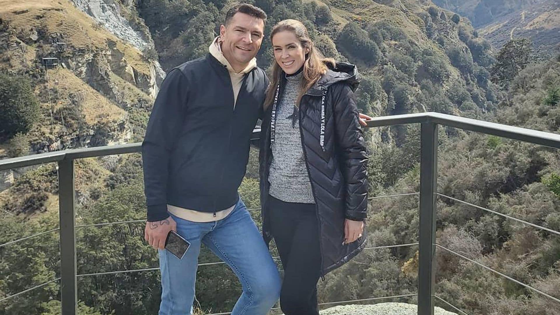 ¡Aventura extrema! ‘Jacky’ Bracamontes y su esposo celebran su aniversario con un salto al vacío