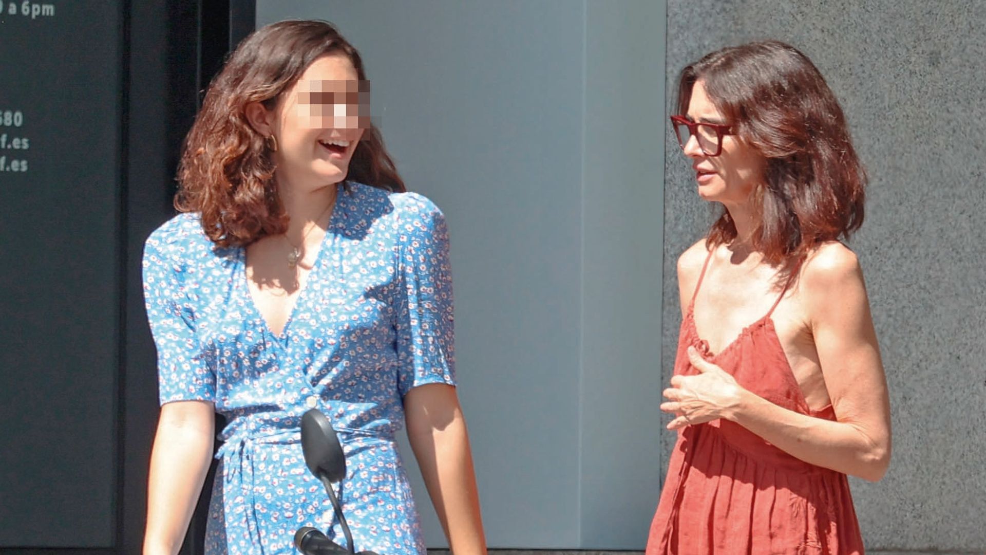 Paz Vega con su hija Ava paseando por la calle