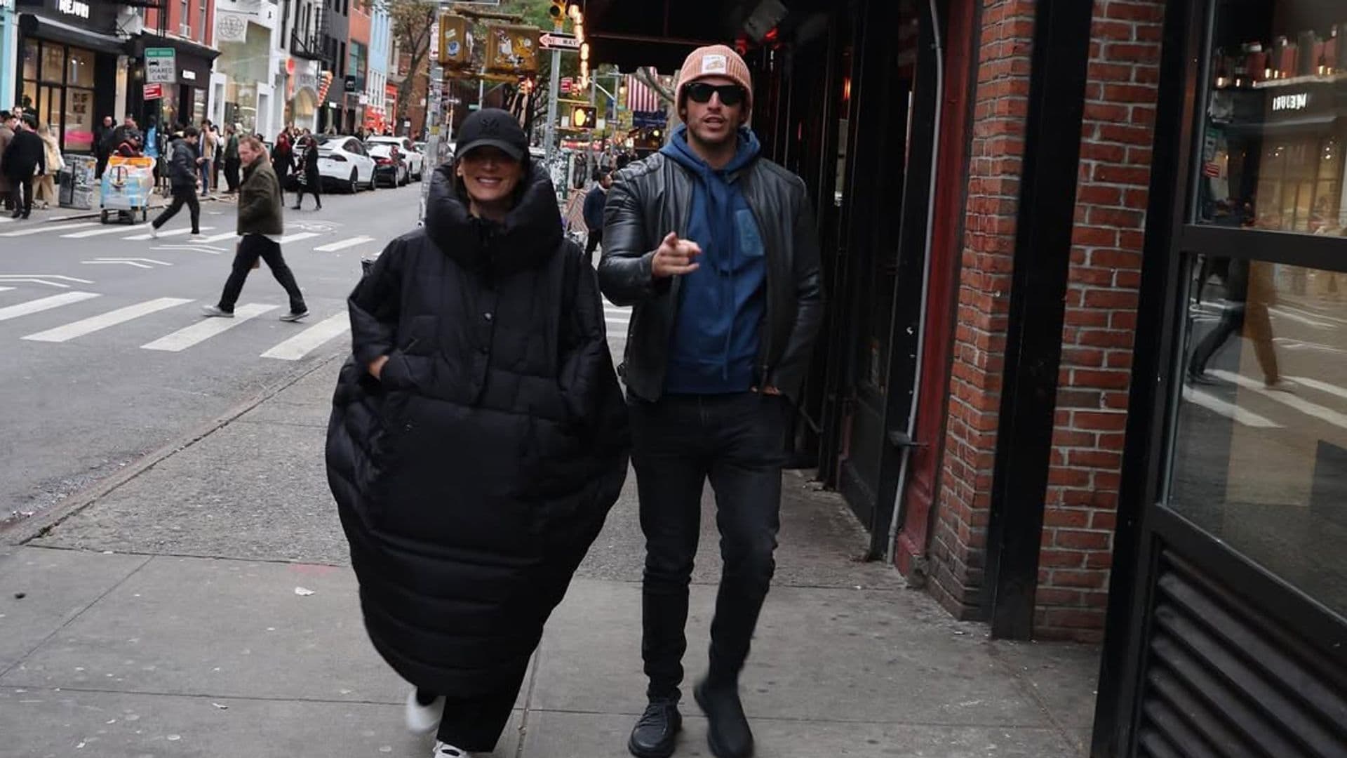 El abrigo ‘puffy’ en clave maxi con el que Tamara Falcó desafió el frío de Nueva York junto a Íñigo Onieva