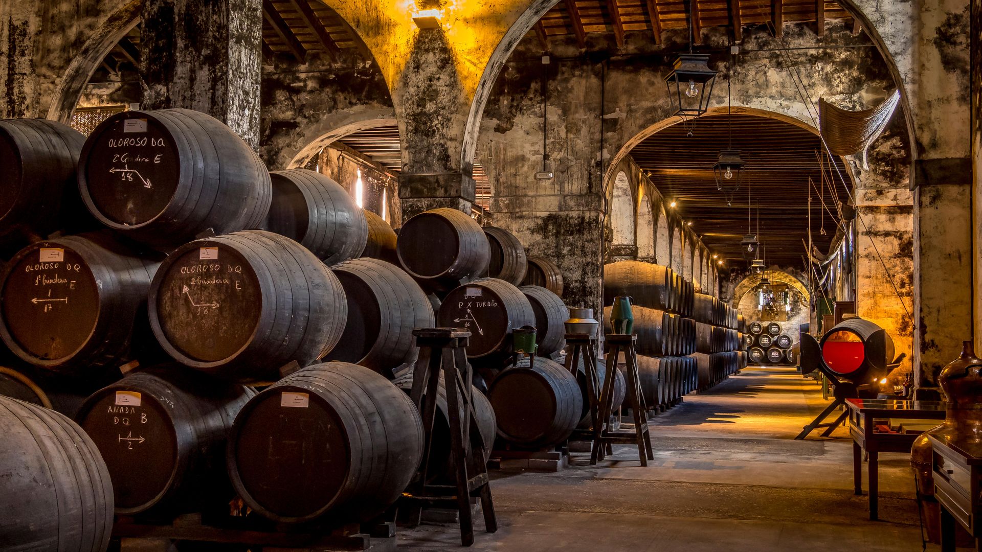 Sala de barricas en Bodegas Osborne.