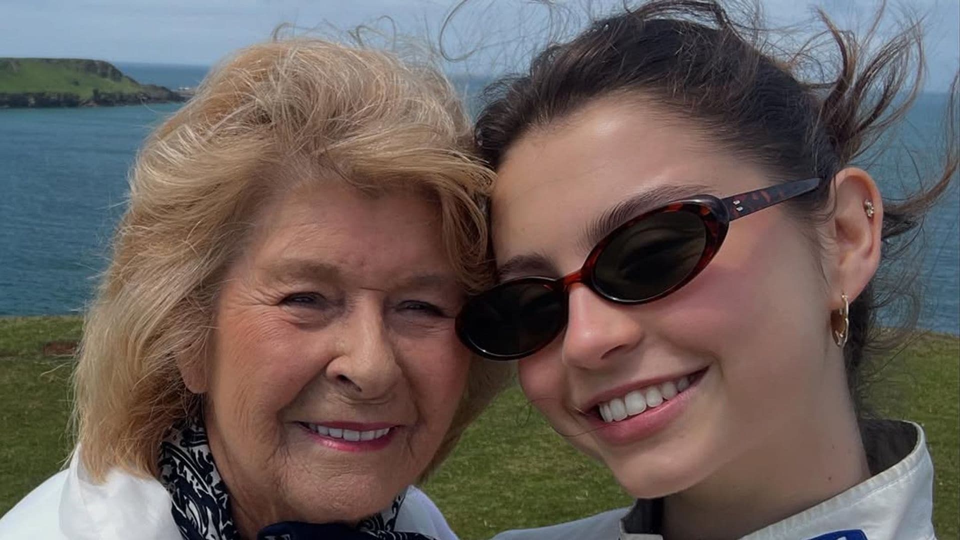 La hija de Catherine Zeta-Jones visita la tierra de su madre y se reencuentra con su abuela