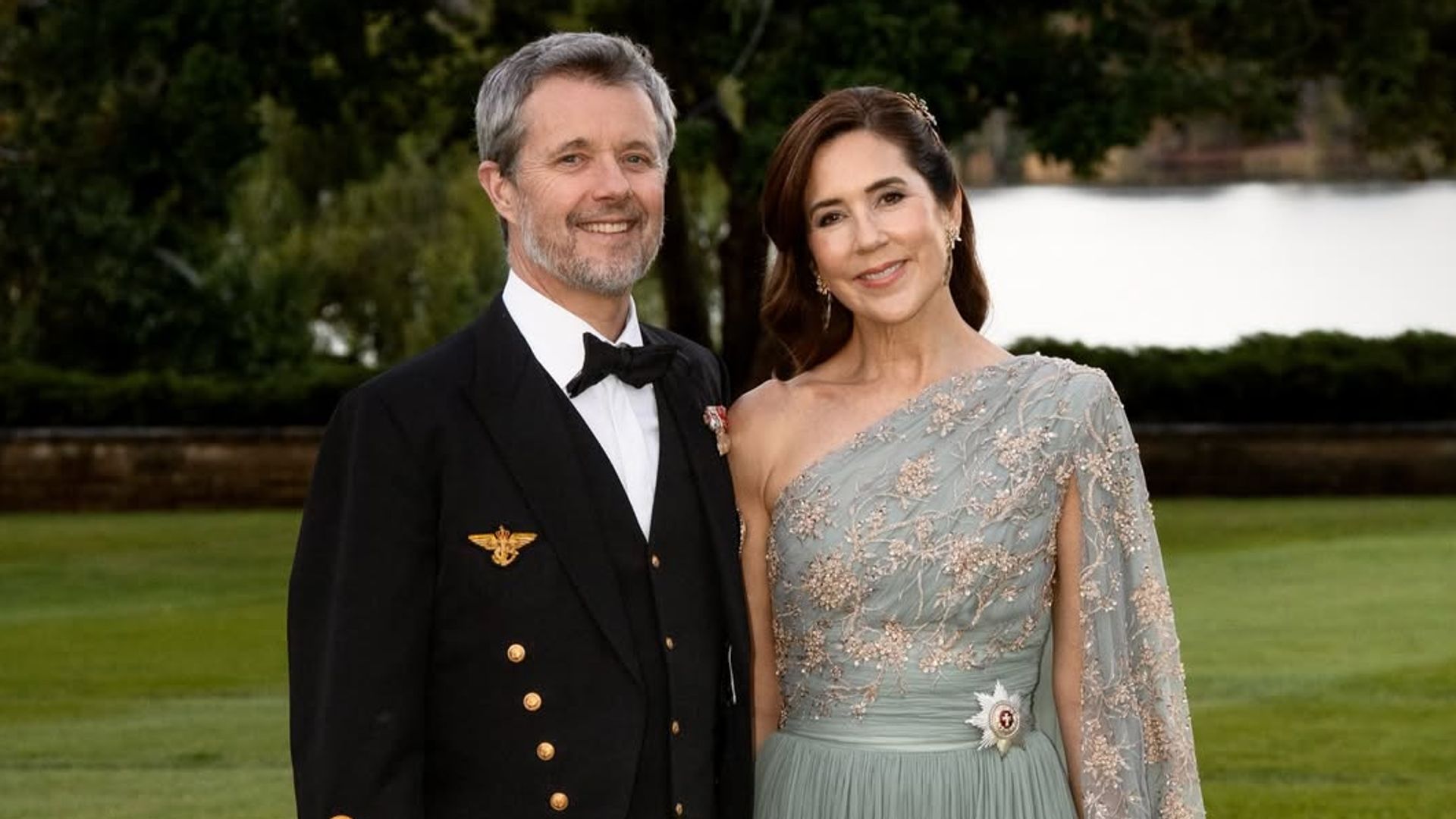Mary de Dinamarca arrasa en Australia con un vestido de gala de inspiración india y un tocado de plumas que divide opiniones