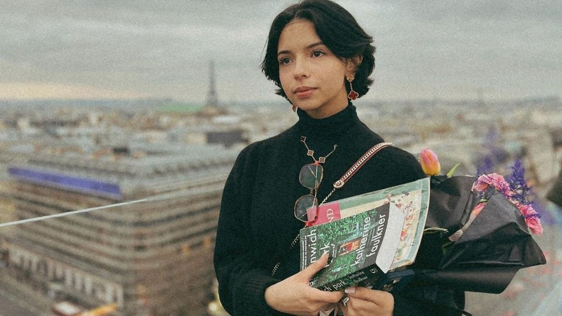 De los botines Loewe al juego de Van Cleef & Arpels, la maleta de infarto de Ángela Aguilar