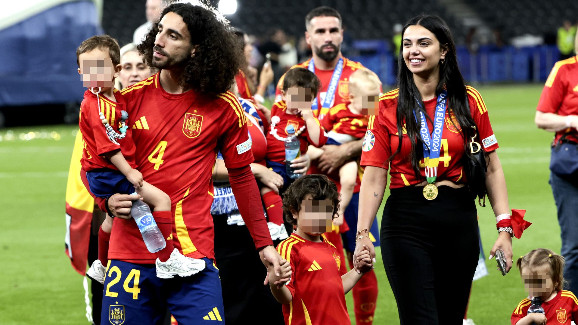 Marc Cucurella y su chica, Claudia Rodríguez, con sus tres hijos