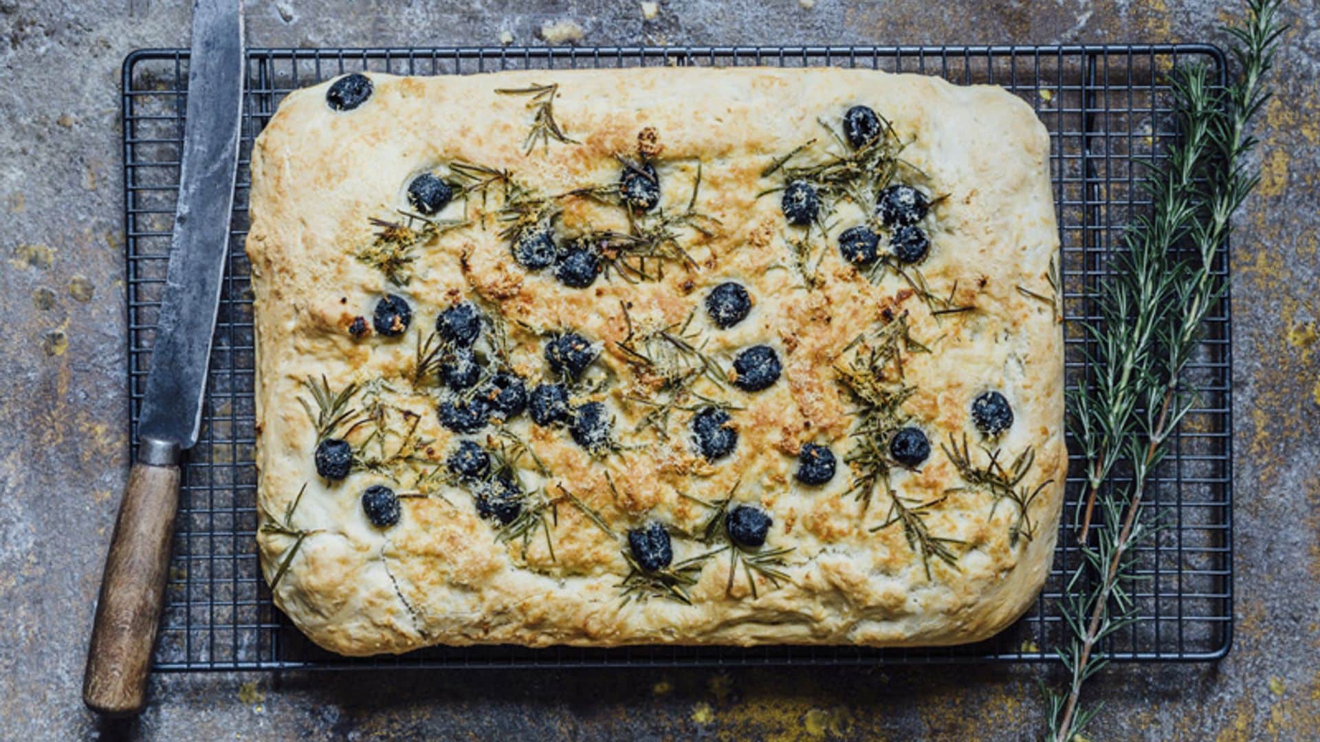 'Focaccia' de queso, aceitunas negras y romero