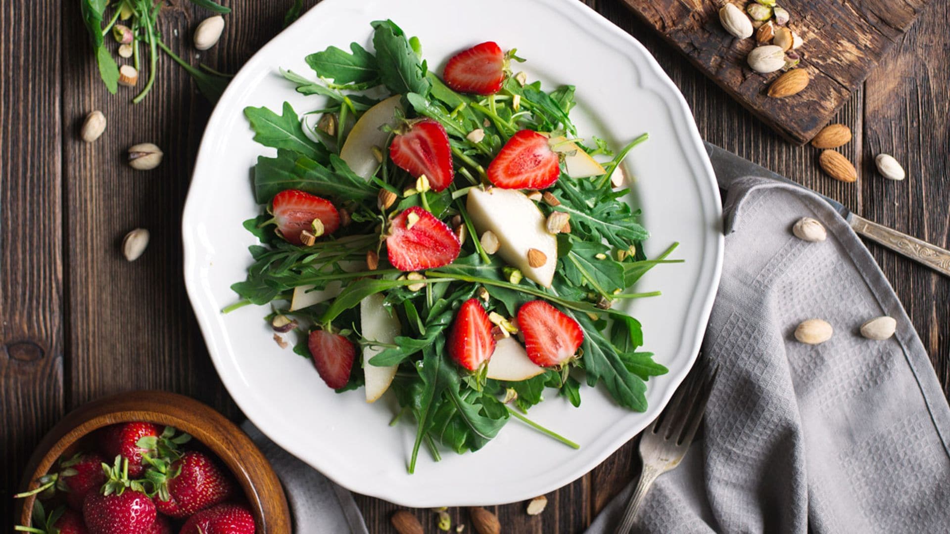 Ensalada de rúcula y fresas con frutos secos