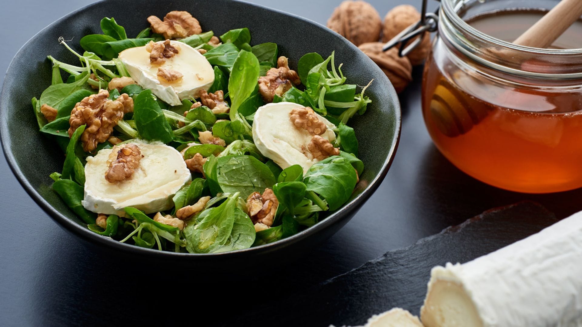 Ensalada de canónigos, queso de rulo de cabra y miel
