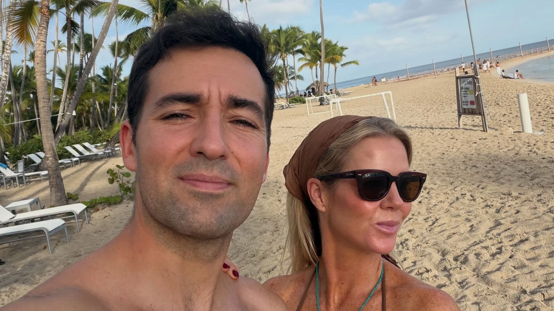 La escapada al paraíso de Amelia Bono y su novio, Alejandro Reina, presumiendo de cuerpazos: Muy afortunada