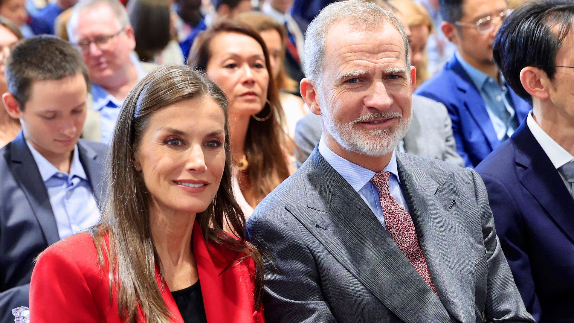 Un experto en comunicación no verbal analiza el papel de los Reyes en la graduación: 'Su rol de padres está por encima del título'