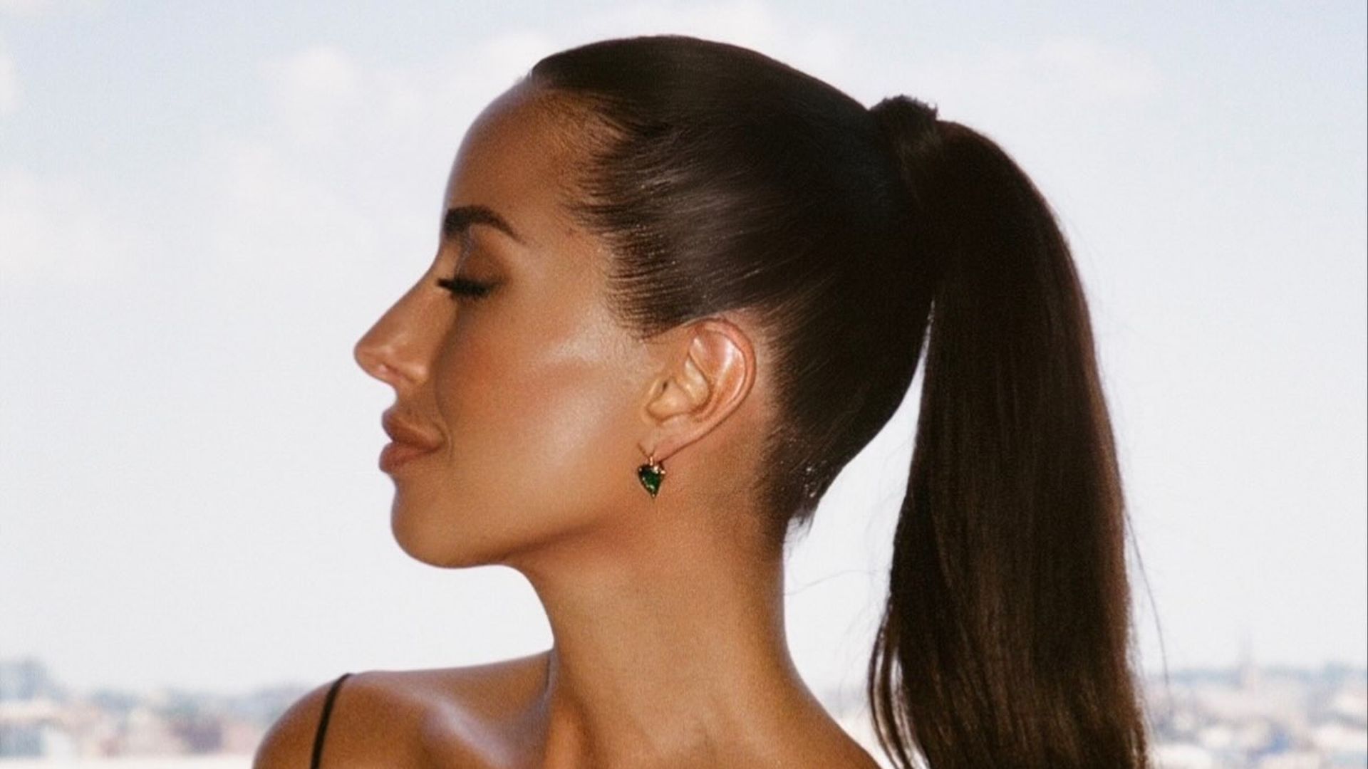 La coleta de Inés de Ramón para sus citas con Brad Pitt: elegante, duradera y con efecto lifting