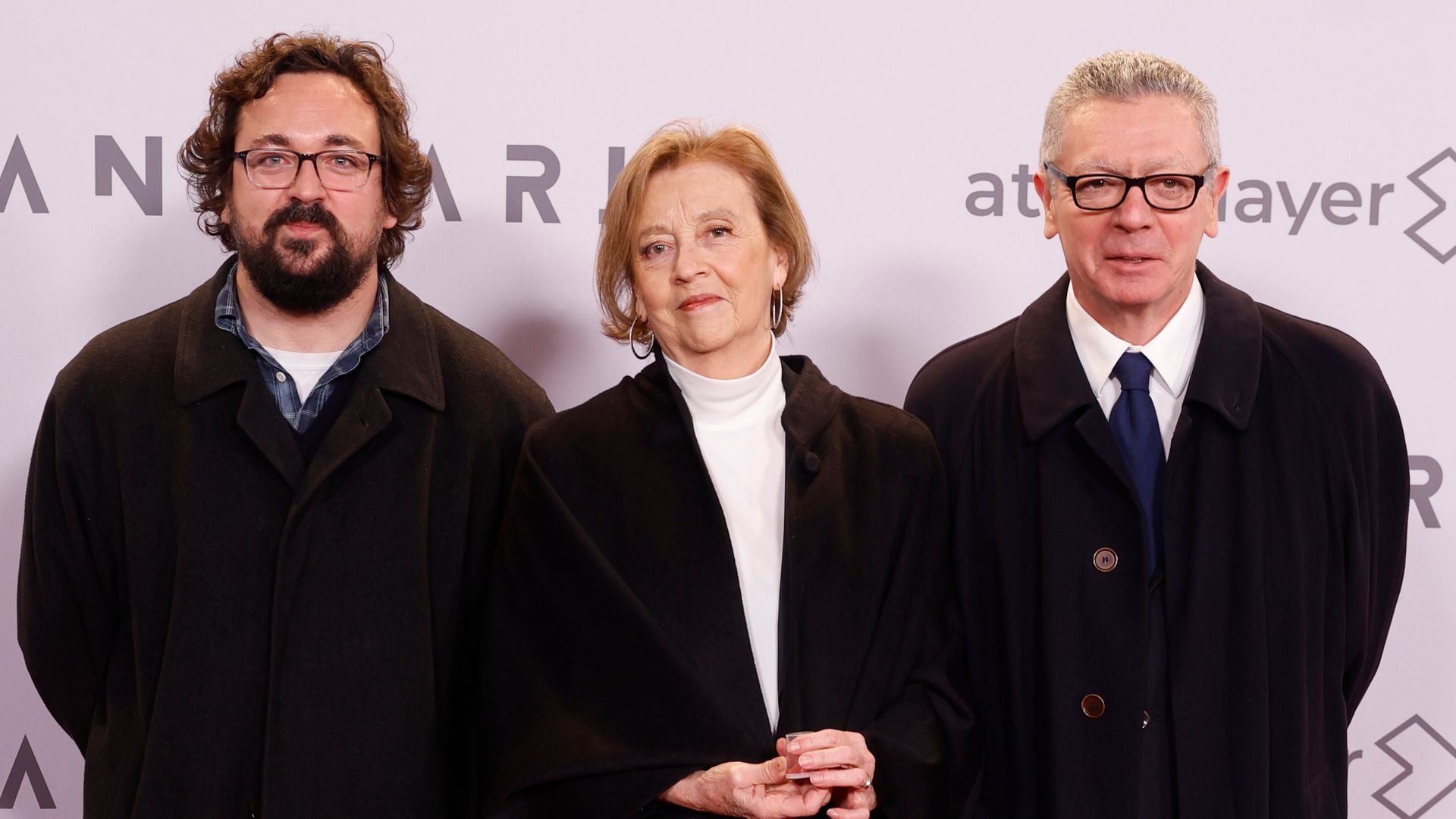 Rodrigo Ruiz Gallardón, hijo del que fuera alcalde de Madrid, arropado por sus padres en el estreno de su nueva serie