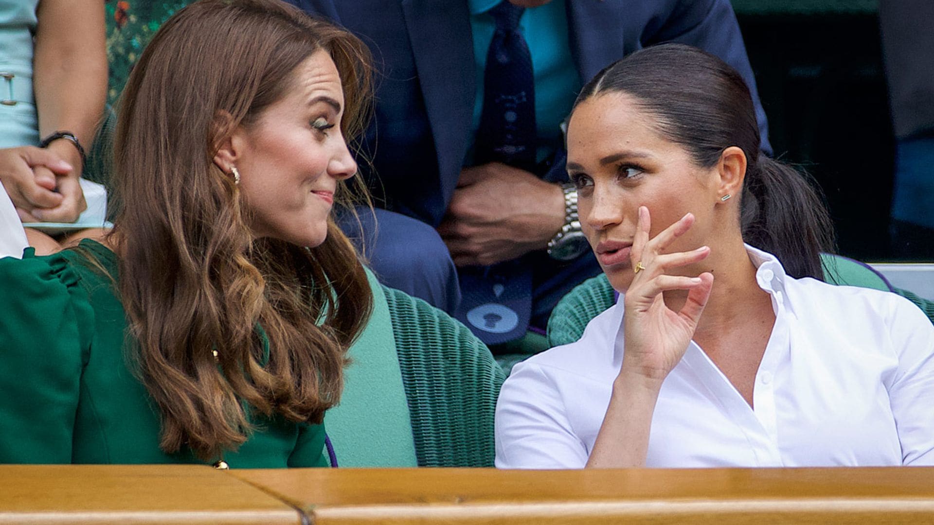 Así fue la pelea por el vestido de Charlotte entre Kate Middleton y Meghan Markle que acabó con la duquesa de Sussex llorando