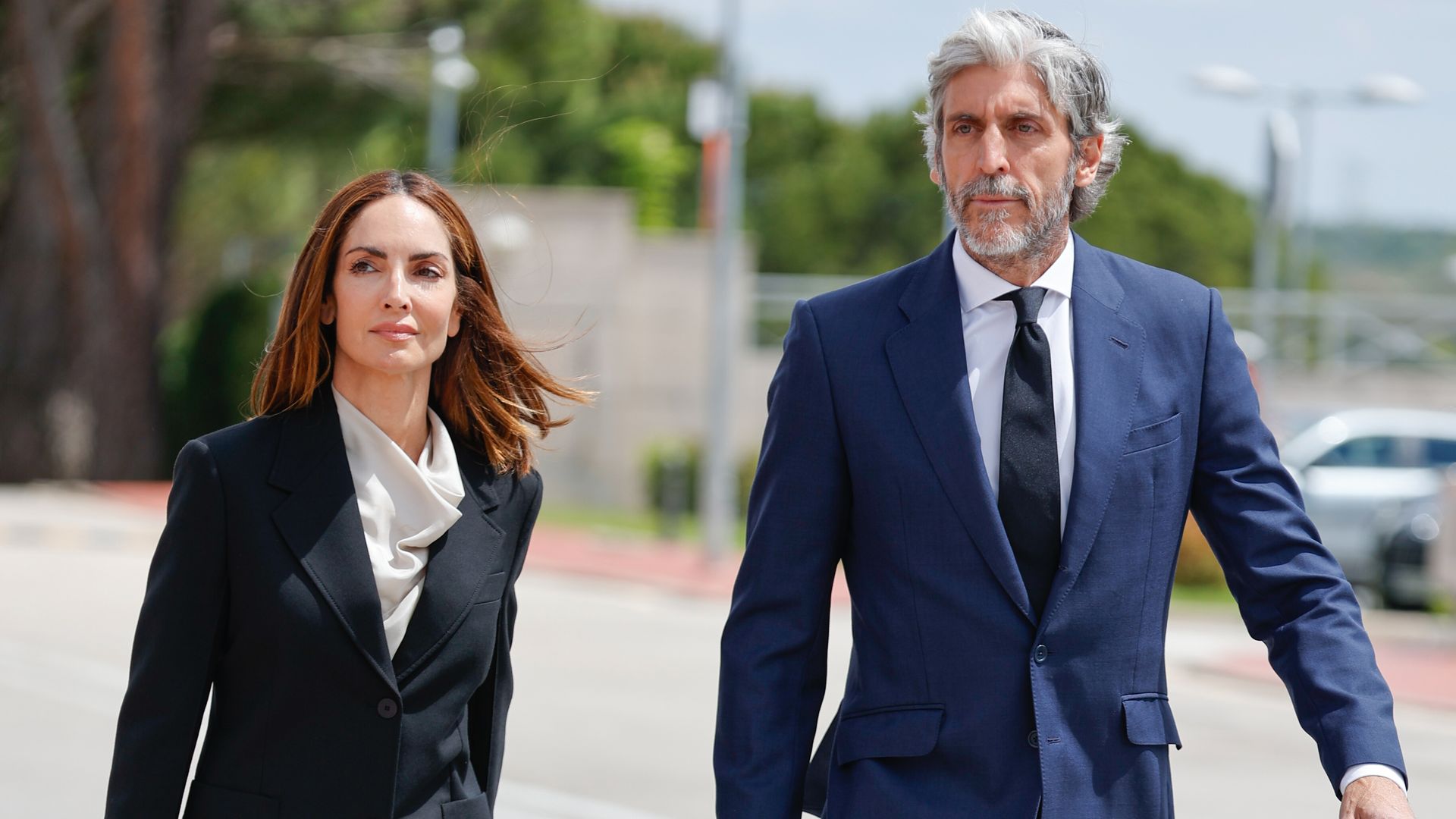 Alfonso de Borbón y Yordi, acompañado de Eugenia Silva, despide a su padre en el tanatorio