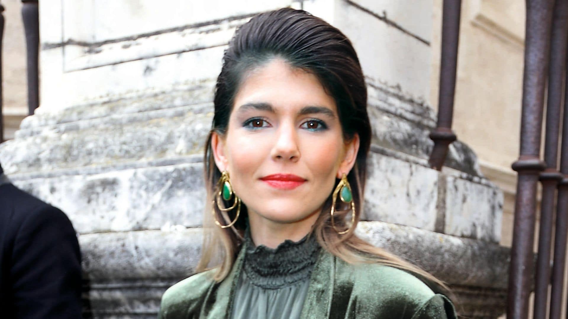 Isabella Ruiz de Rato lo confirma: el terciopelo y el plateado en un look de invitada que no esperabas