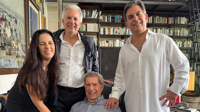 Mario Vargas Llosa y sus hijos, Morgana, Álvaro y Gonzalo