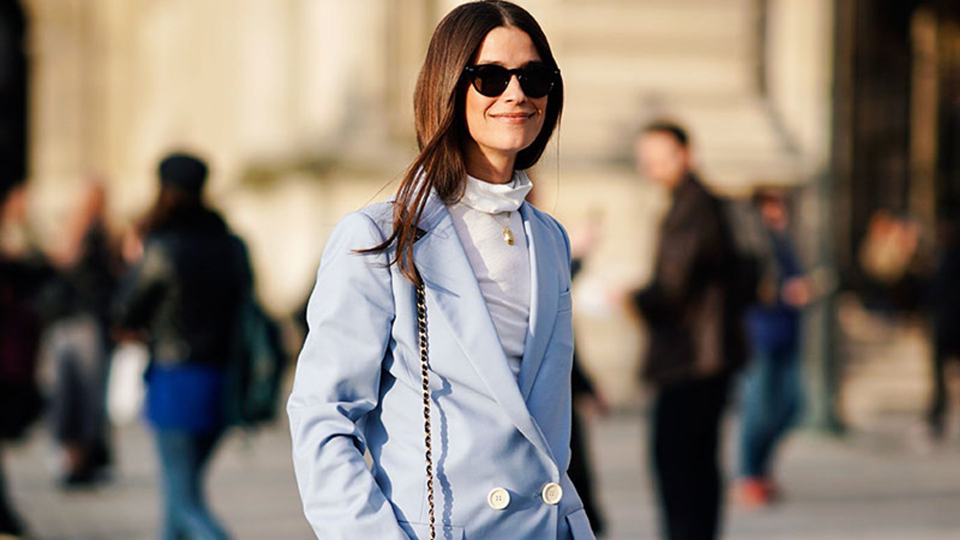 'Tops' y blusas para adaptar un traje de chaqueta a todas las temperaturas de la primavera