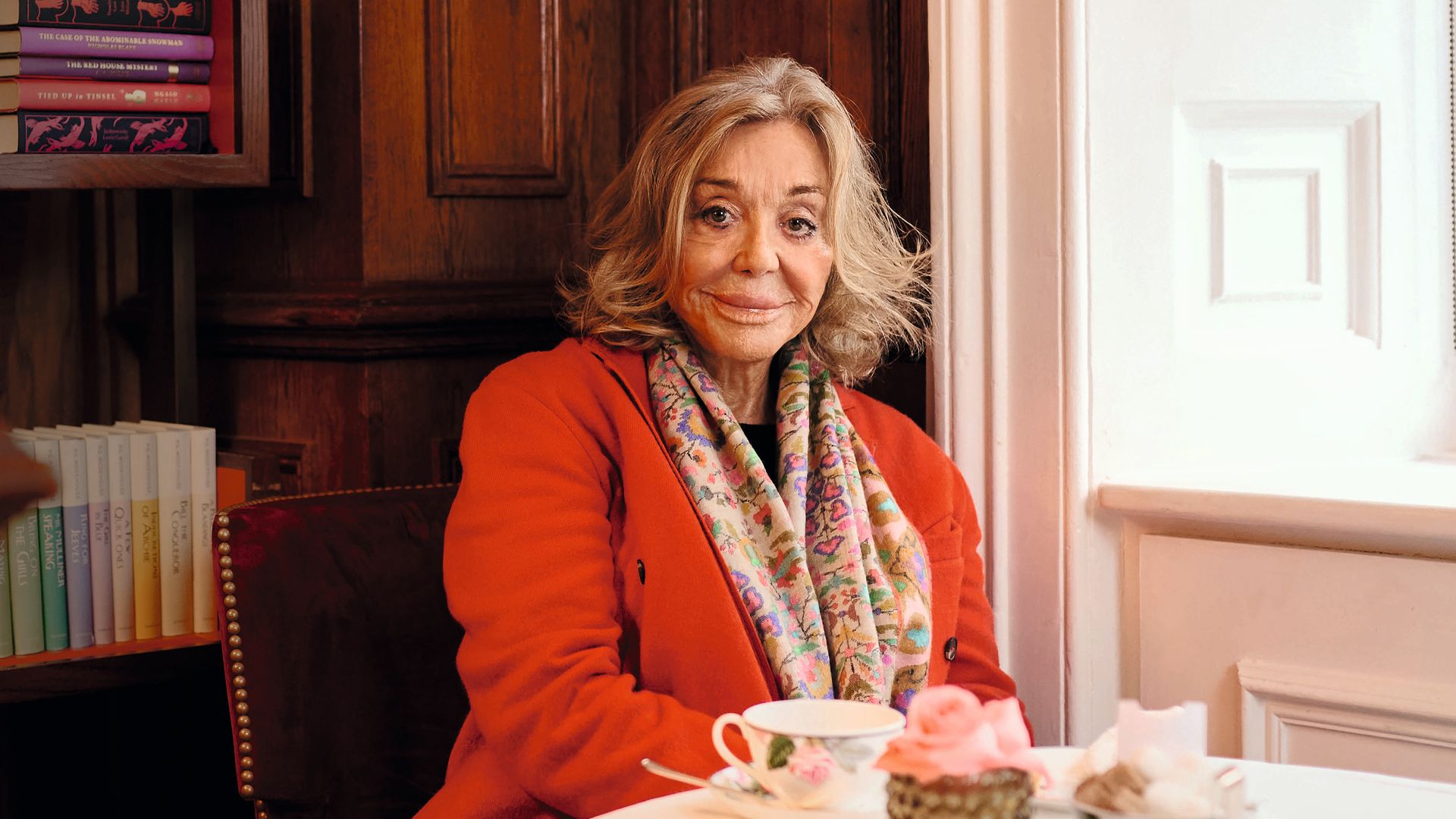 "Me encasillaron como 'heredera', pero sentía que no tenía nada que ver con eso. No quería quedarme en casa y cocinar; quería una vida propia", cuenta Albina, que, tras obtener un título de la Sorbona de París, compaginó la crianza de su bebé con reportajes sobre el conflicto de guerrillas en Camboya y la muerte del Che Guevara. Ahora, a sus 84 años, ha publicado sus memorias.