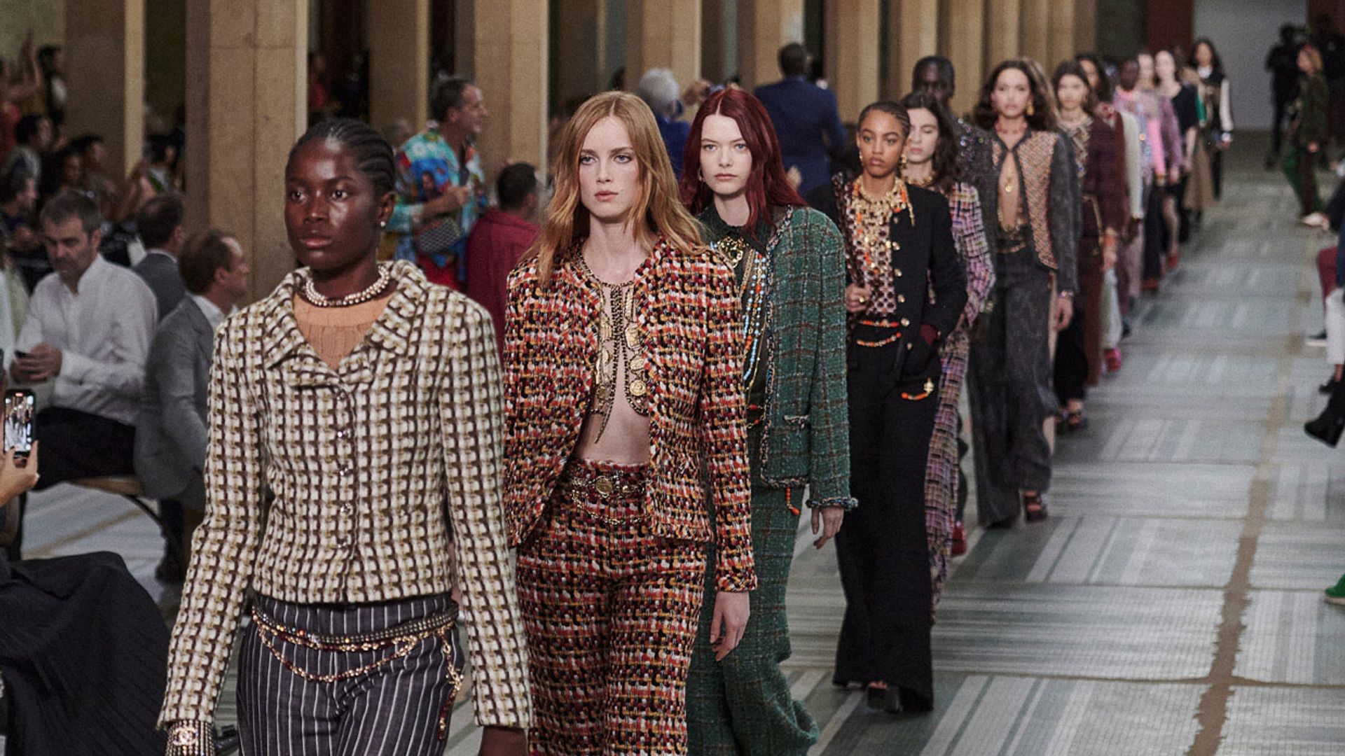 Del 'tweed' a las lentejuelas: todos los looks del esperado desfile de Chanel en Dakar