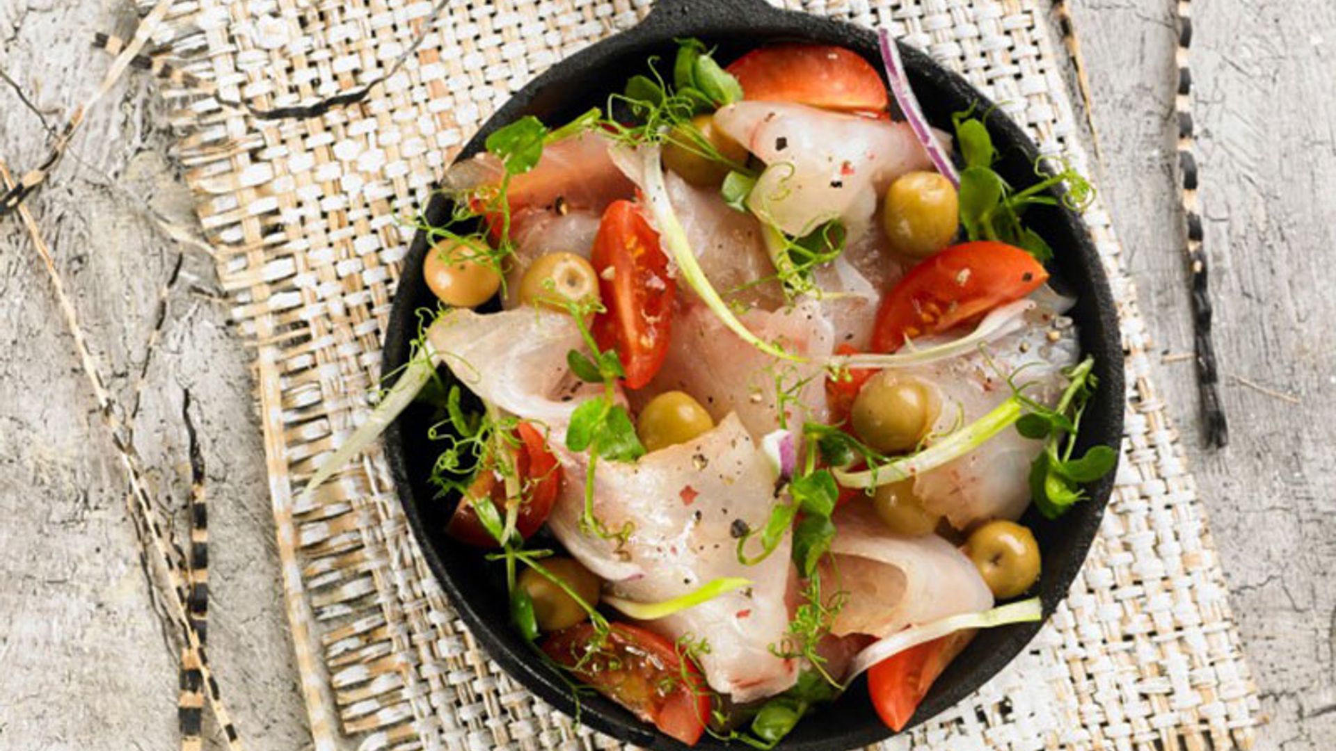 Merluza al vapor con verduras y aceitunas