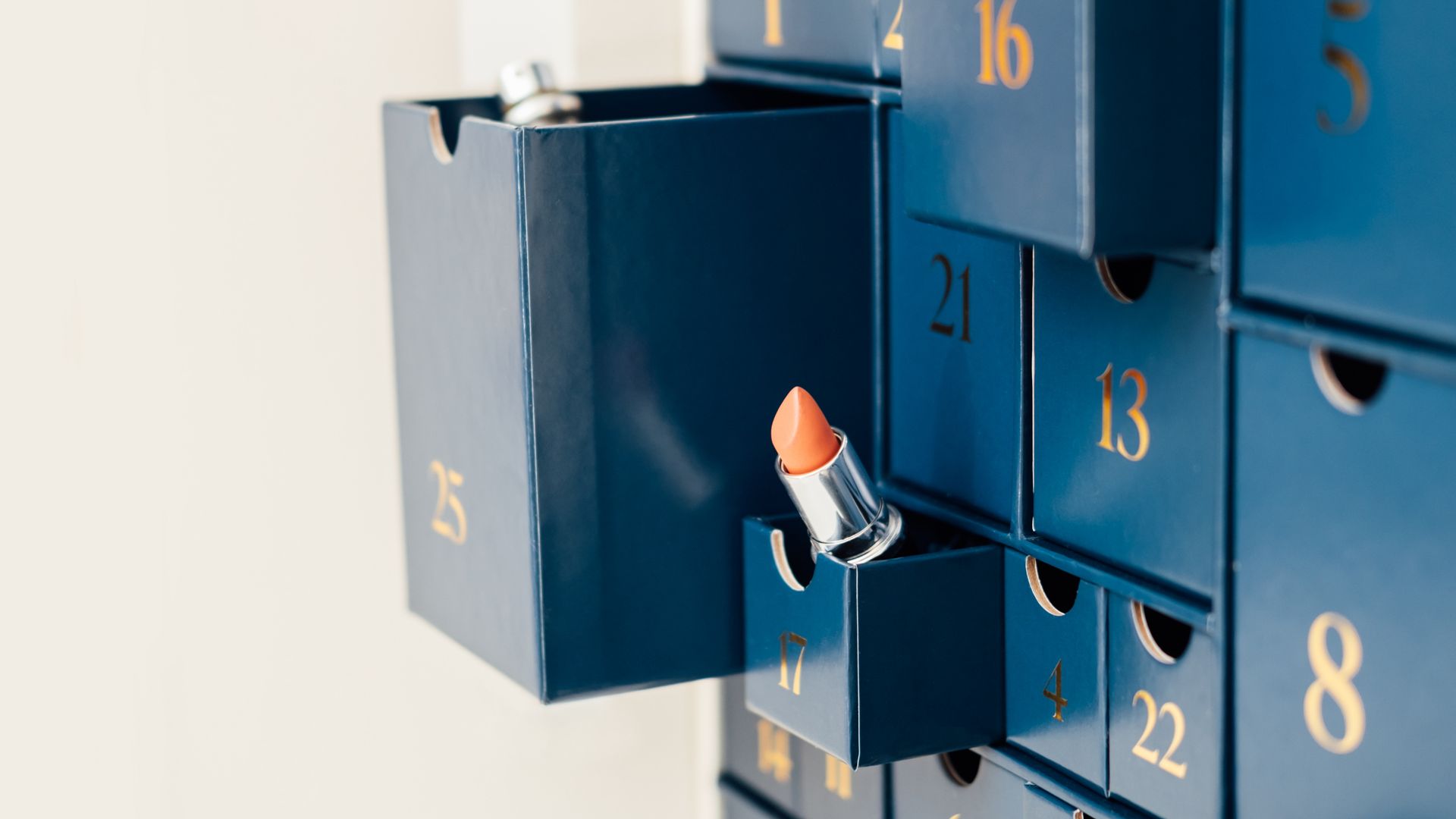 Calendario de Adviento azul con productos de belleza