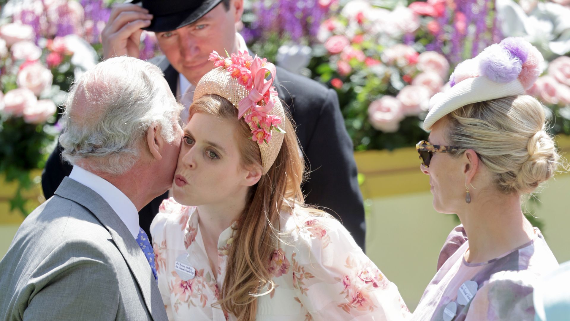 Rey Carlos III saludando a Beatriz de York en las carreras de Ascot 2022