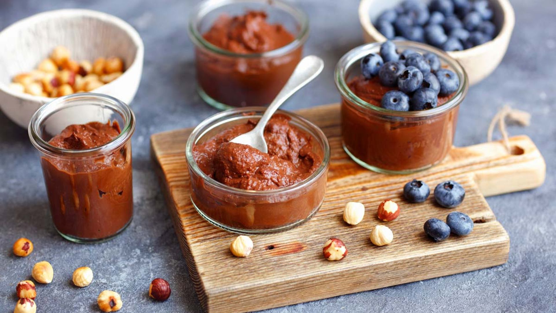 Crema de cacao, boniato y avellanas con arándanos