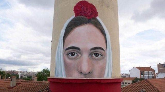 Chulapa pintada en Carabanchel Madrid 'Te faltan calles'